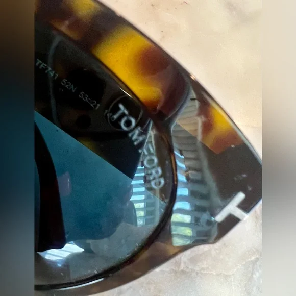 TOM FORD Cats Eye polarized sunglasses with case. - Picture 3 of 6